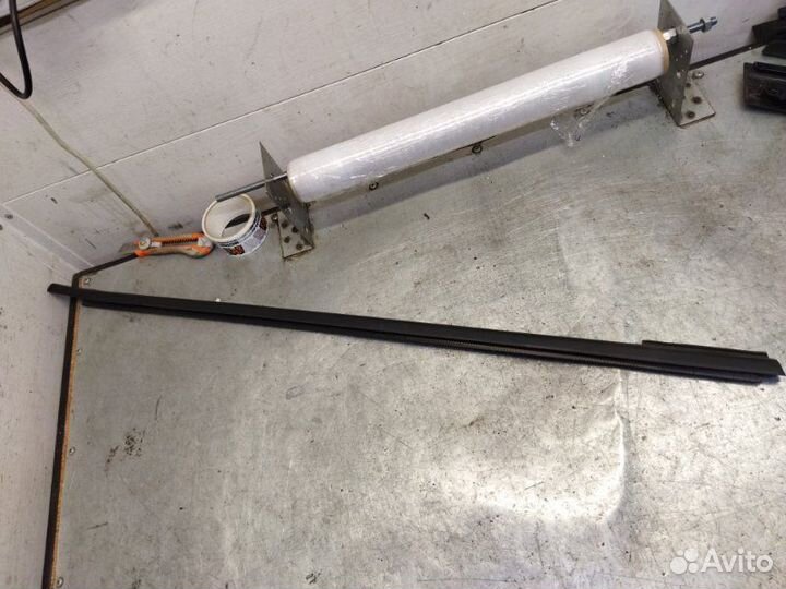 Накладка стекла передняя правая Ford Focus 3