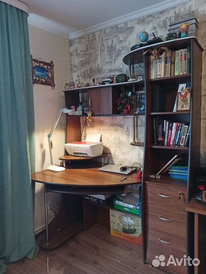 Угловой компьютерный стол с надстройкой, стеллажом