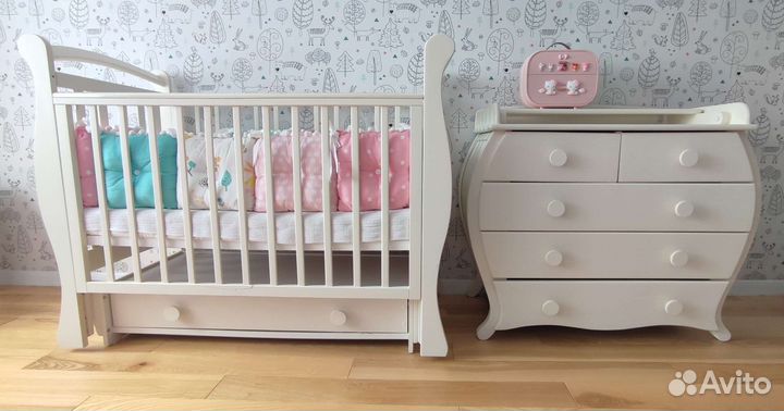 Детская кроватка и комод
