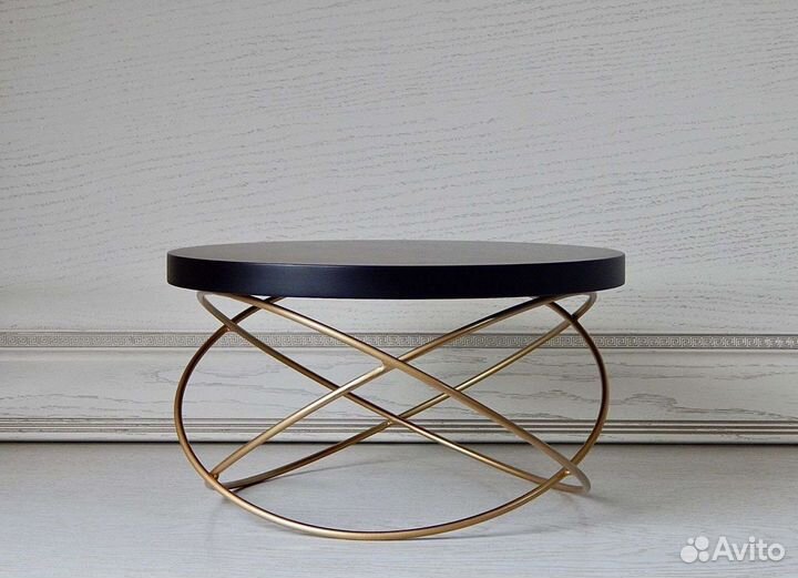 Тортовница с металлическим основанием