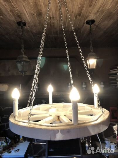 Колесо от телеги люстра