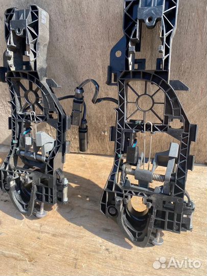 Кронштейн ручки двери левая Volkswagen Passat Cc