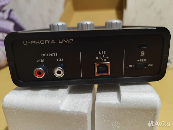 Звуковая карта behringer um2