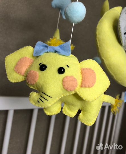 Мобиль в кроватку для новорождённого из фетра