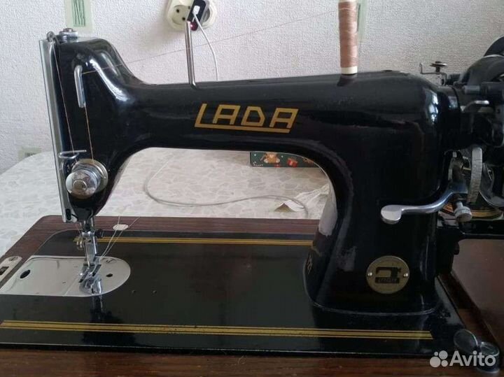 Швейная машина LADA 121