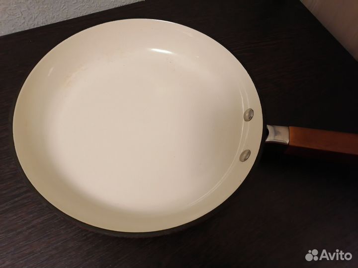 Сковорода чугун с эмалированным покрытием kelli