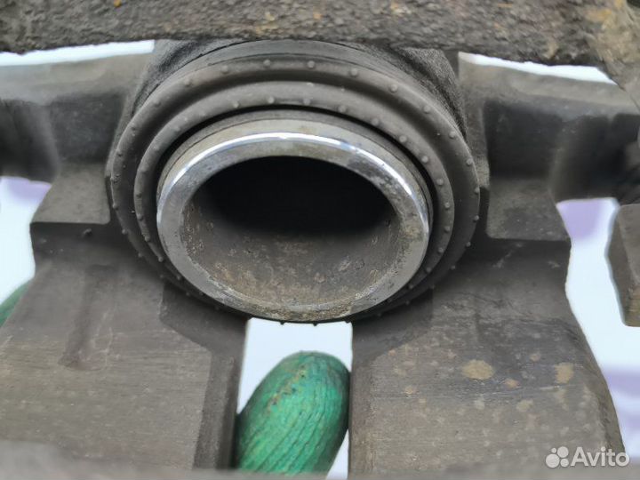 Суппорт задний правый Land Rover Range Rover Sport