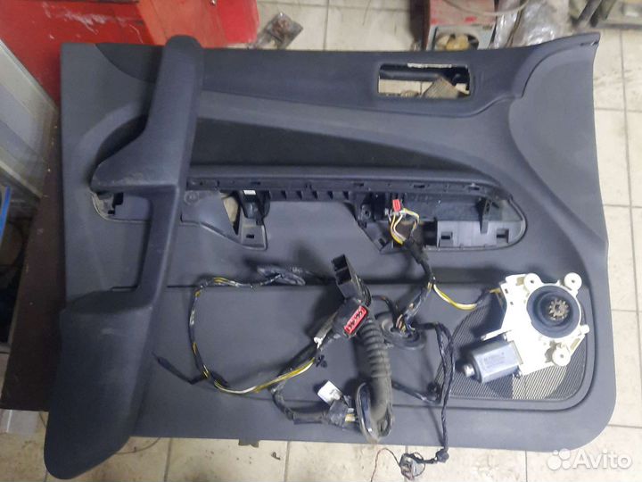 Обшивка передней левой двери с мотором и проводкой