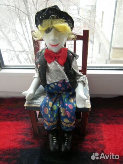 Фарфоровая статуэтка клоун с рыжими волосами