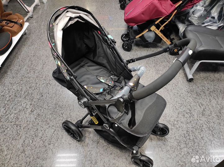 Прогулочная коляска luxmom 525 с перекидной ручкой