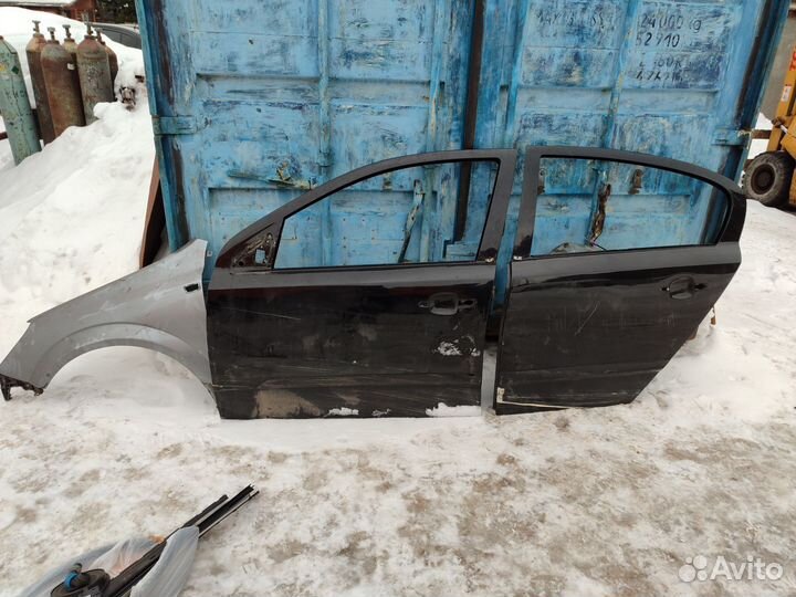 Opel astra h 2010 год,седан. Левая сторона