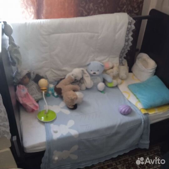 Детская кроватка с маятником и ящиком