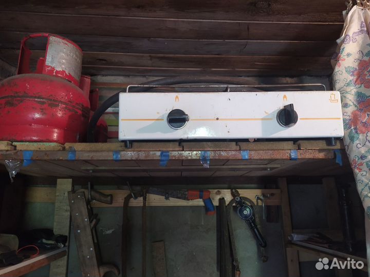 Газовая плита с двумя газовыми балонами