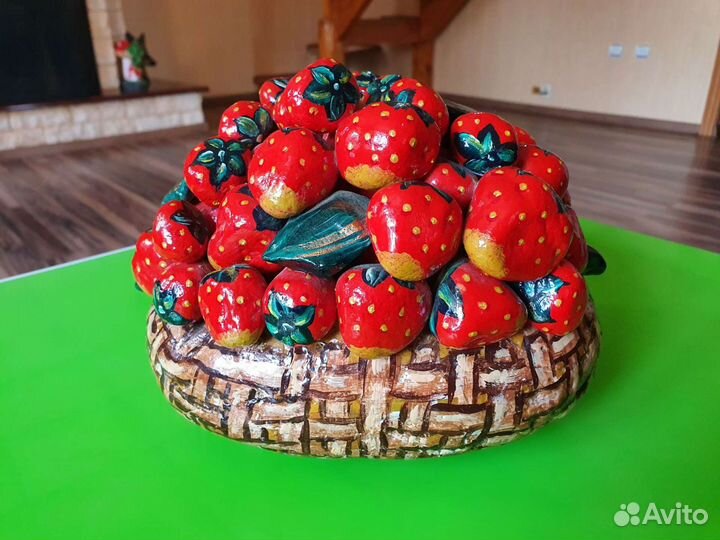 Корзинка с клубникой (камень)