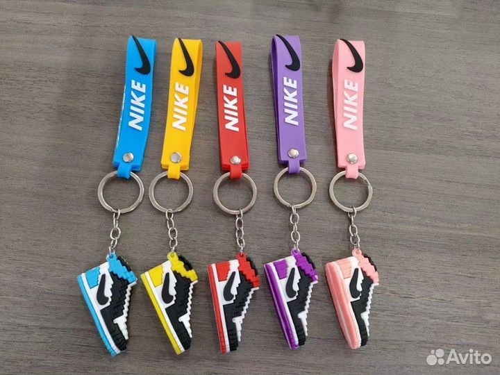 Брелок кроссовки Nike, Moschino, Уэнсдей