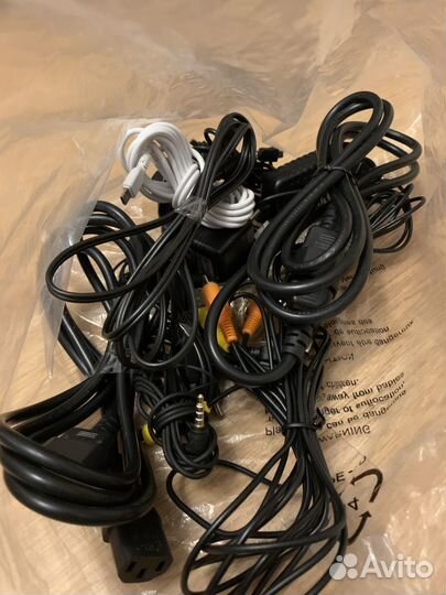 Пакет разных кабелей и блоков питания