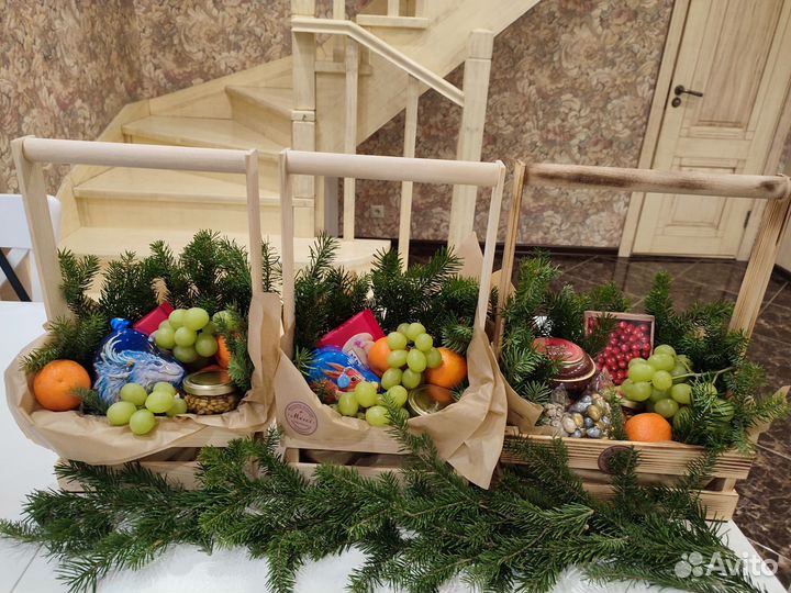 Корзина подарочная с фруктами/колбасой/сыром