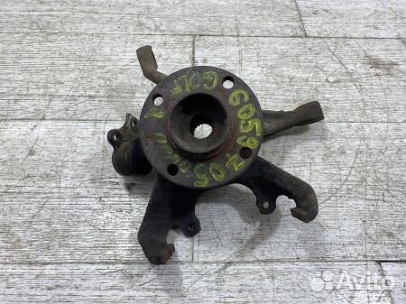 Кулак передний правый