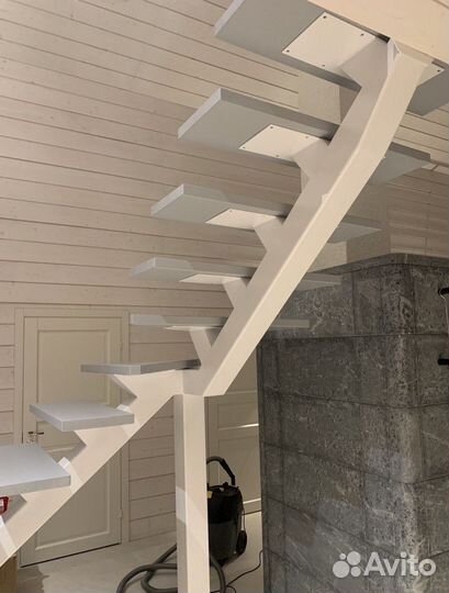 Лестница на металлокаркасе с поворотом