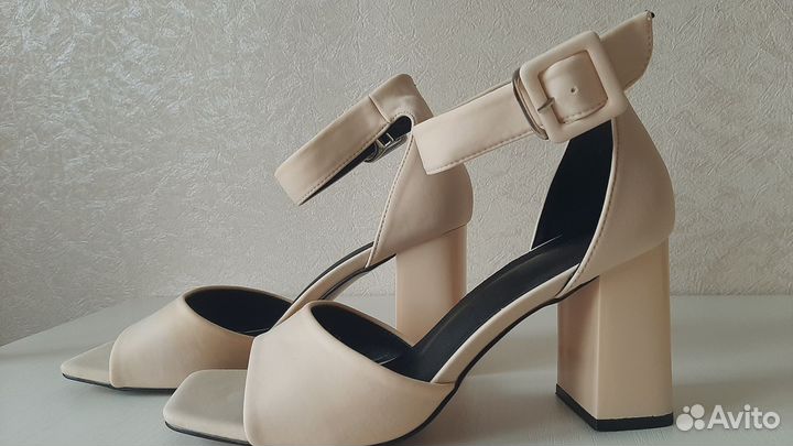 Босоножки бежевые 40размер