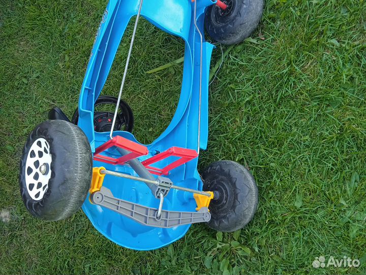 Детская педальная машина