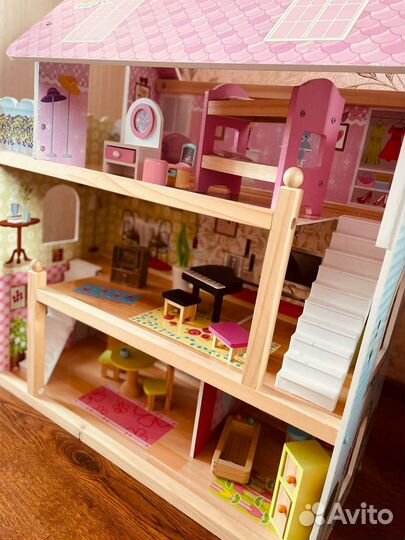 Кукольный домик с мебелью