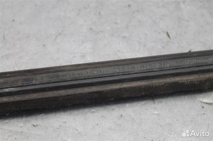 Уплотнитель стекла двери передней левой Ford Fies