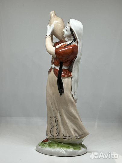 Статуэтка фарфор девушка С кувшином Ереван СССР