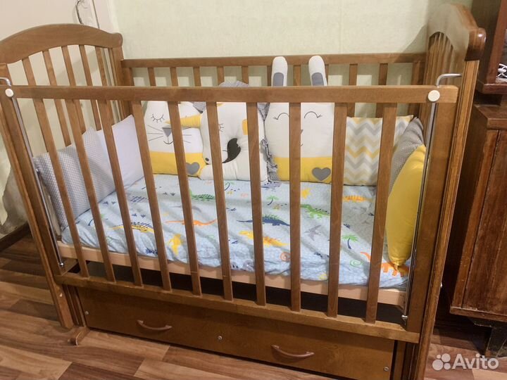 Детская кроватка с маятником и ящиком