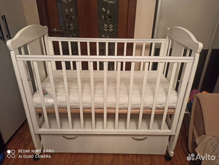 Детская кроватка 2 матраса ящик проектор и игрушки