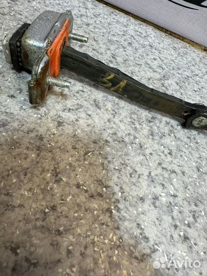 Ограничитель двери задний левый Kia Quoris KH 3.8