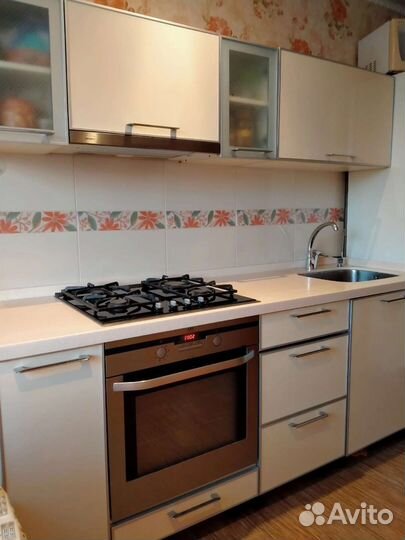 Кухонный гарнитур с вытяжкой и раковиной