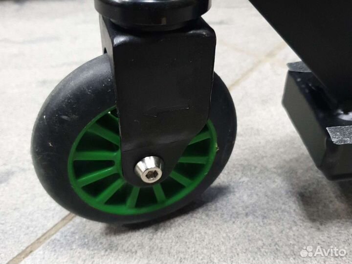 Трюковой самокат зеленый