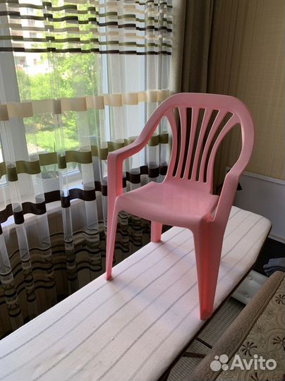 Детское кресло пластиковое