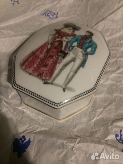 Туалетная фарфоровая коробочка/ шкатулка (спб)