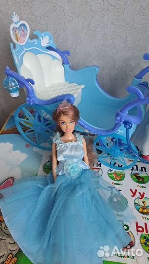 Лошадь с каретой и куклой