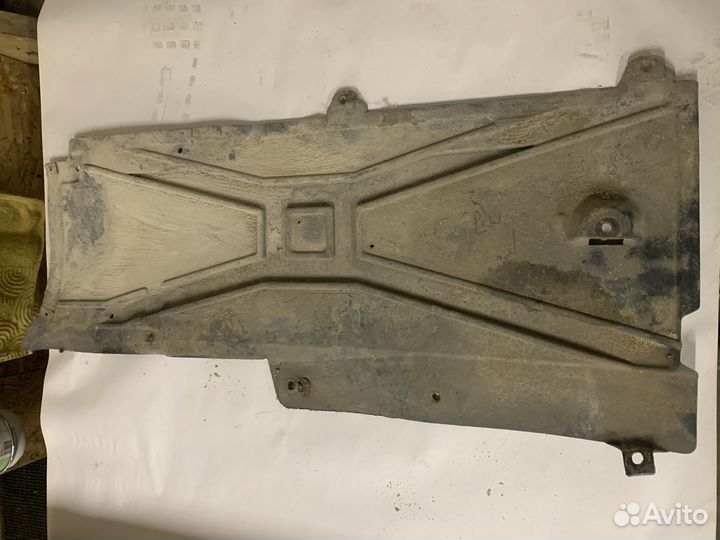 8242710 крышка шасси пол правый bmw 7 e38