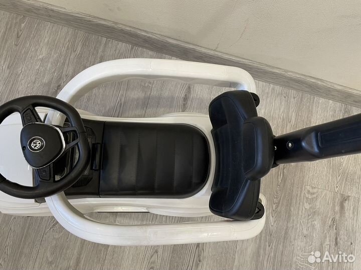 Машинка каталка толокар с ручкой