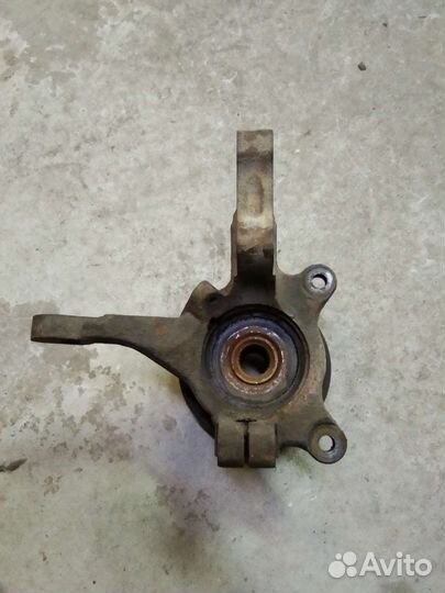 Кулак передний левый Митсубиси Лансер 9