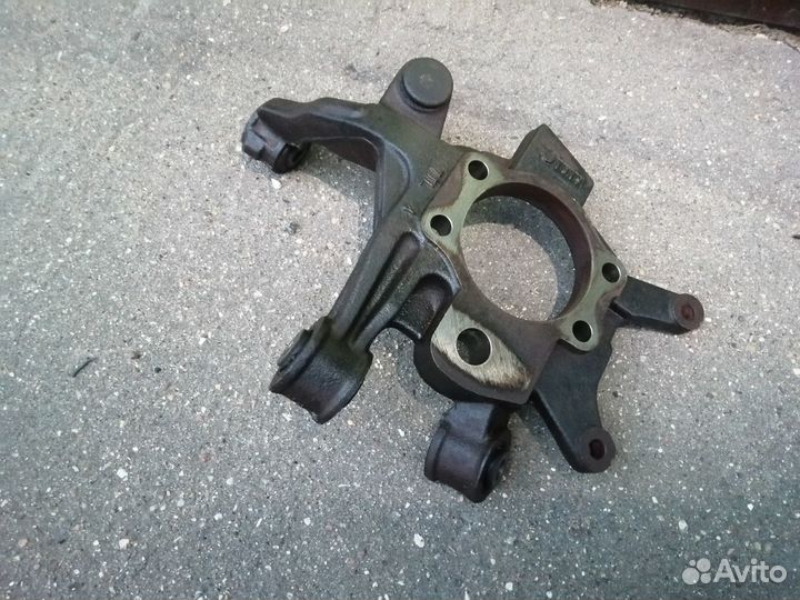 Кулак опорный задний левый Nissan Skyline 34