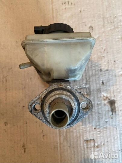 Главный тормозной цилиндр Audi 100