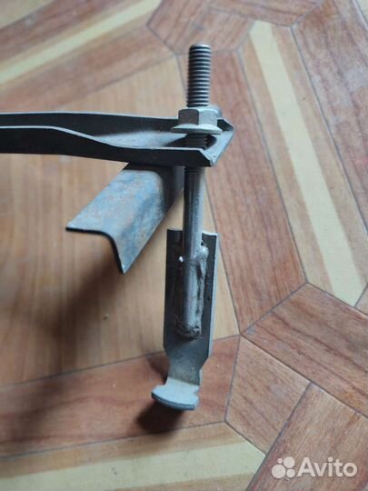 Крепление аккумулятора