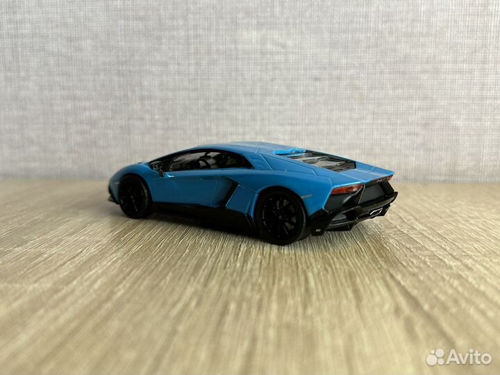 Lamborghini Aventador LP 720-4 1:43 Whitebox