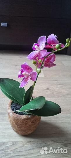 Искусственные цветы в горшке