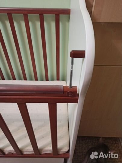 Детская кроватка с маятником и ящиком