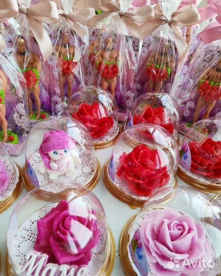 Мыльные мужчины с букетом роз