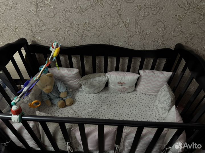 Детская кроватка с маятником и ящиком