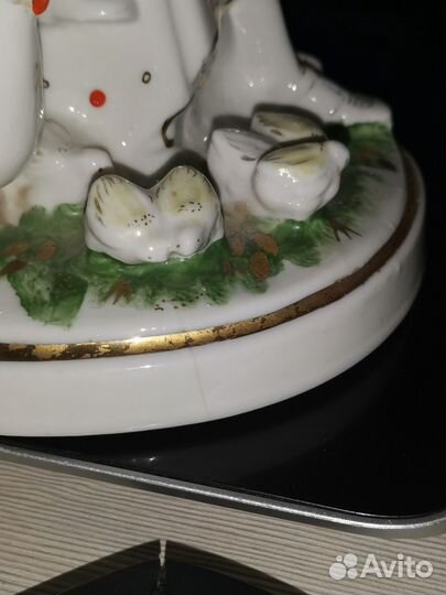 Статуэтка Мама с ребёнком кормят кур Чудово