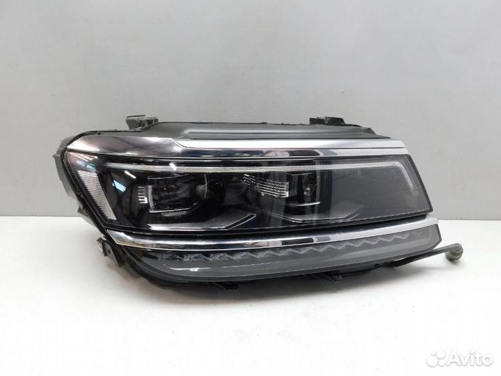 Фара правая Volkswagen Tiguan