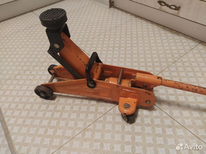 Домкрат подкатной 2 тонны